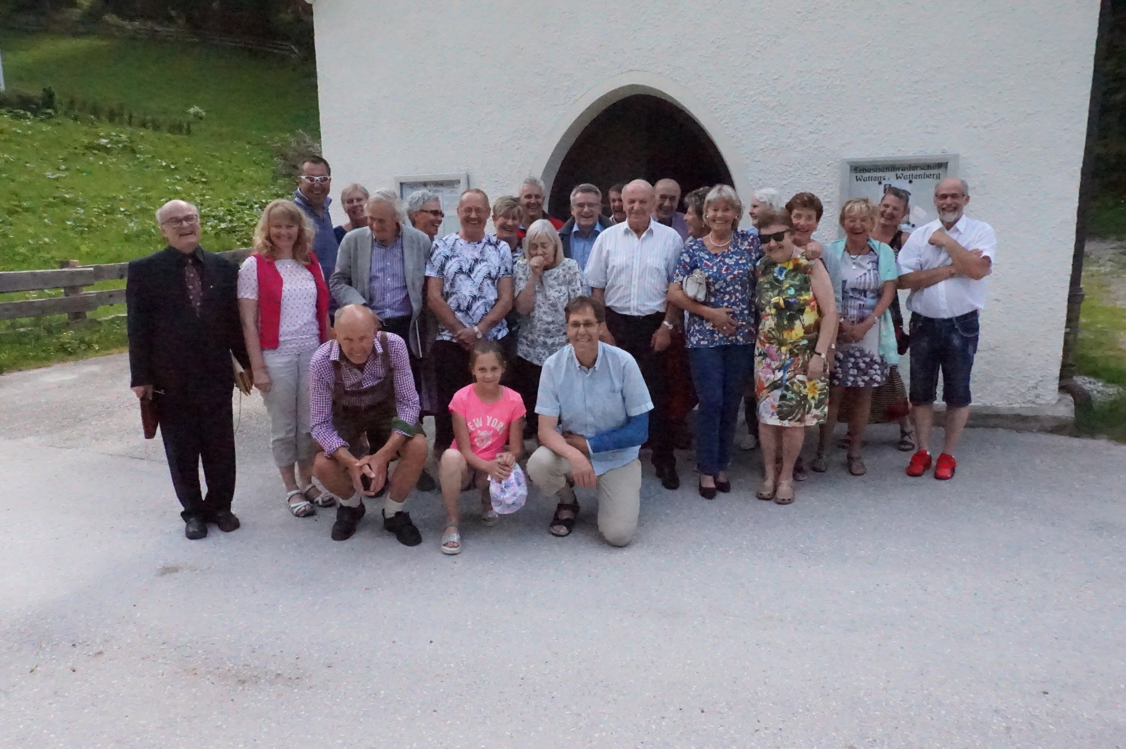 Gruppenfoto mit mehreren Menschen vor einem Gebäude